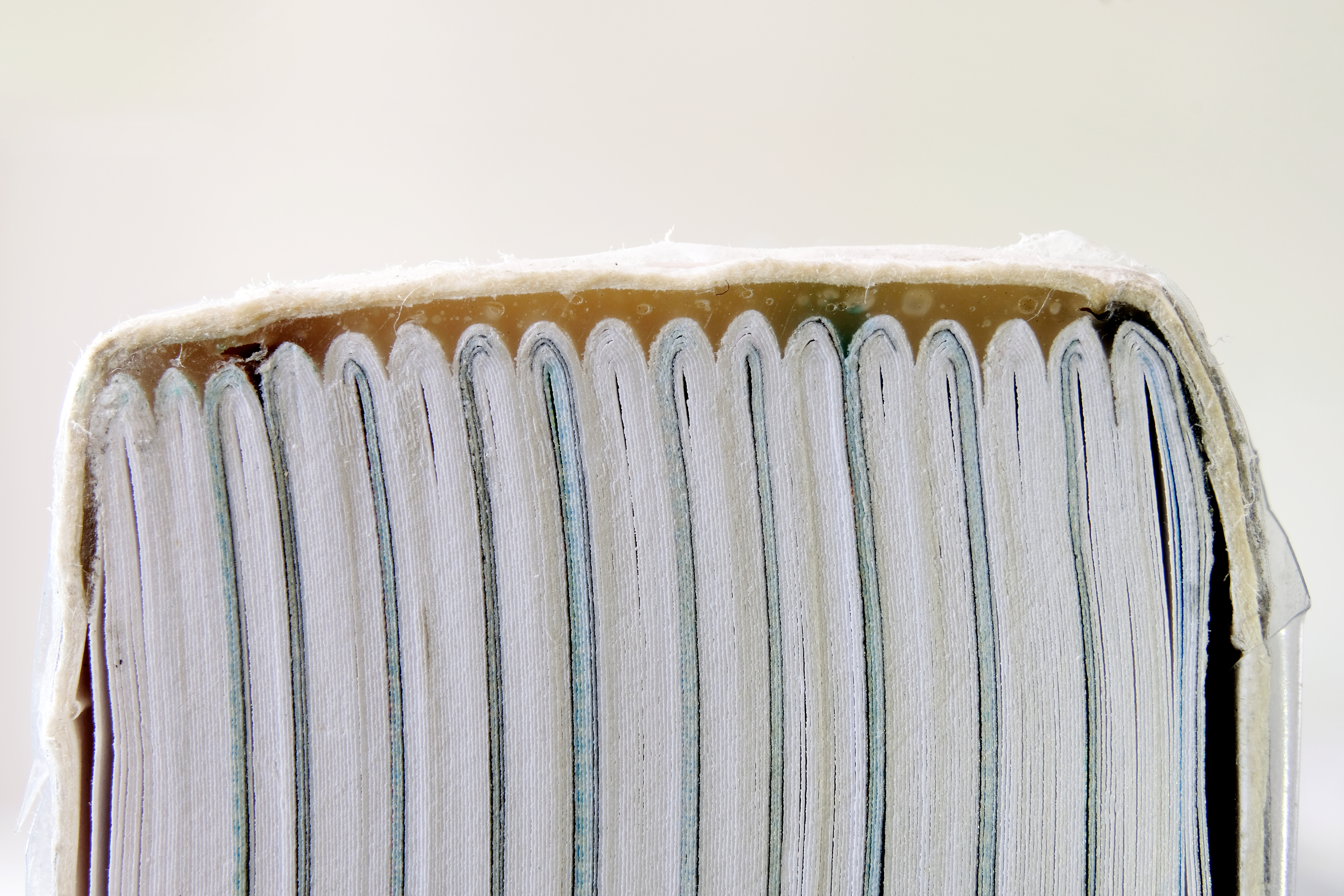 Papierkleber im Einsatz – optimiert mit Semfill für bessere Haftung und Nachhaltigkeit