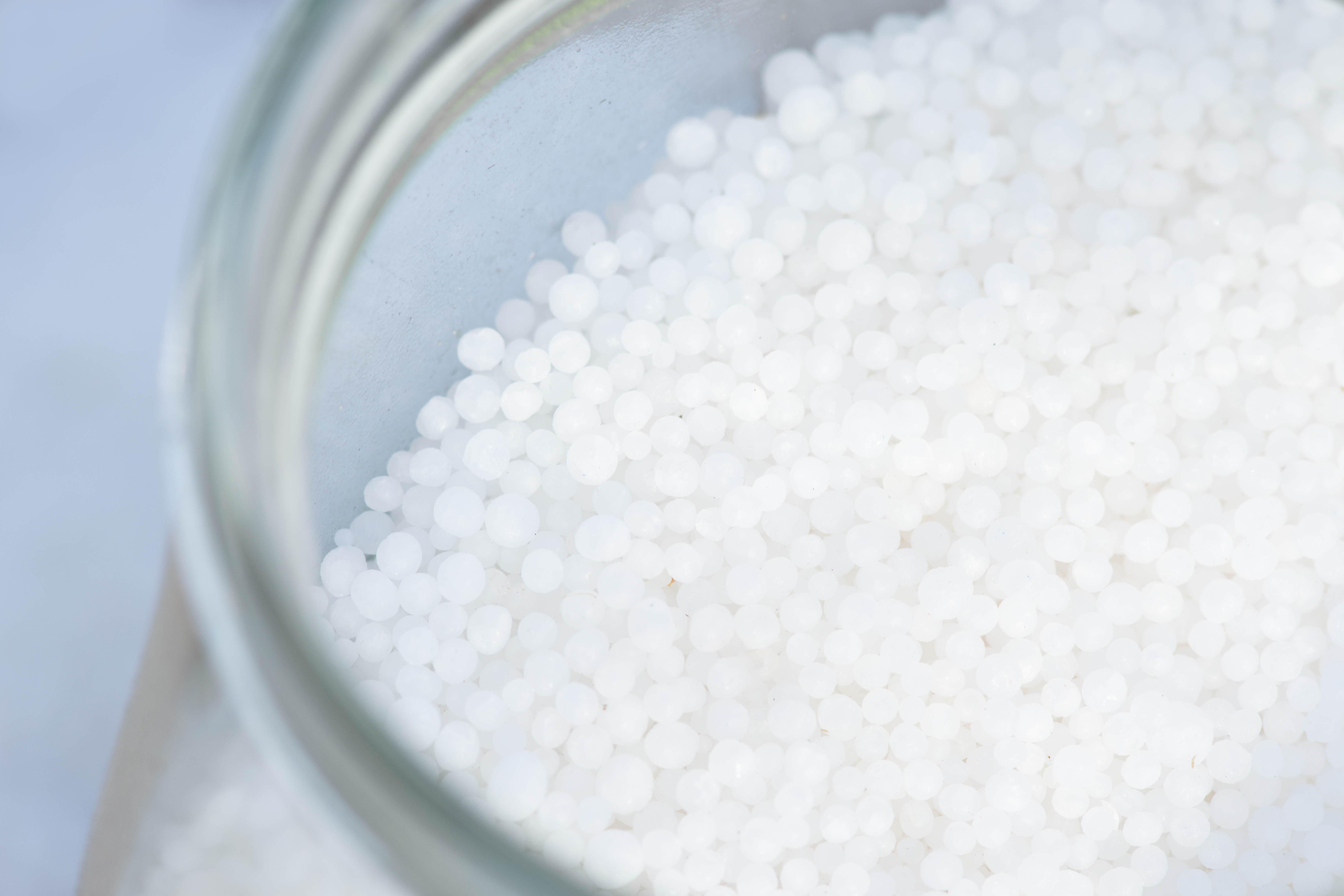 Weißes Granulat im Glas – Ureasehemmender Dünger mit Semfill zur Stickstoffstabilisierung