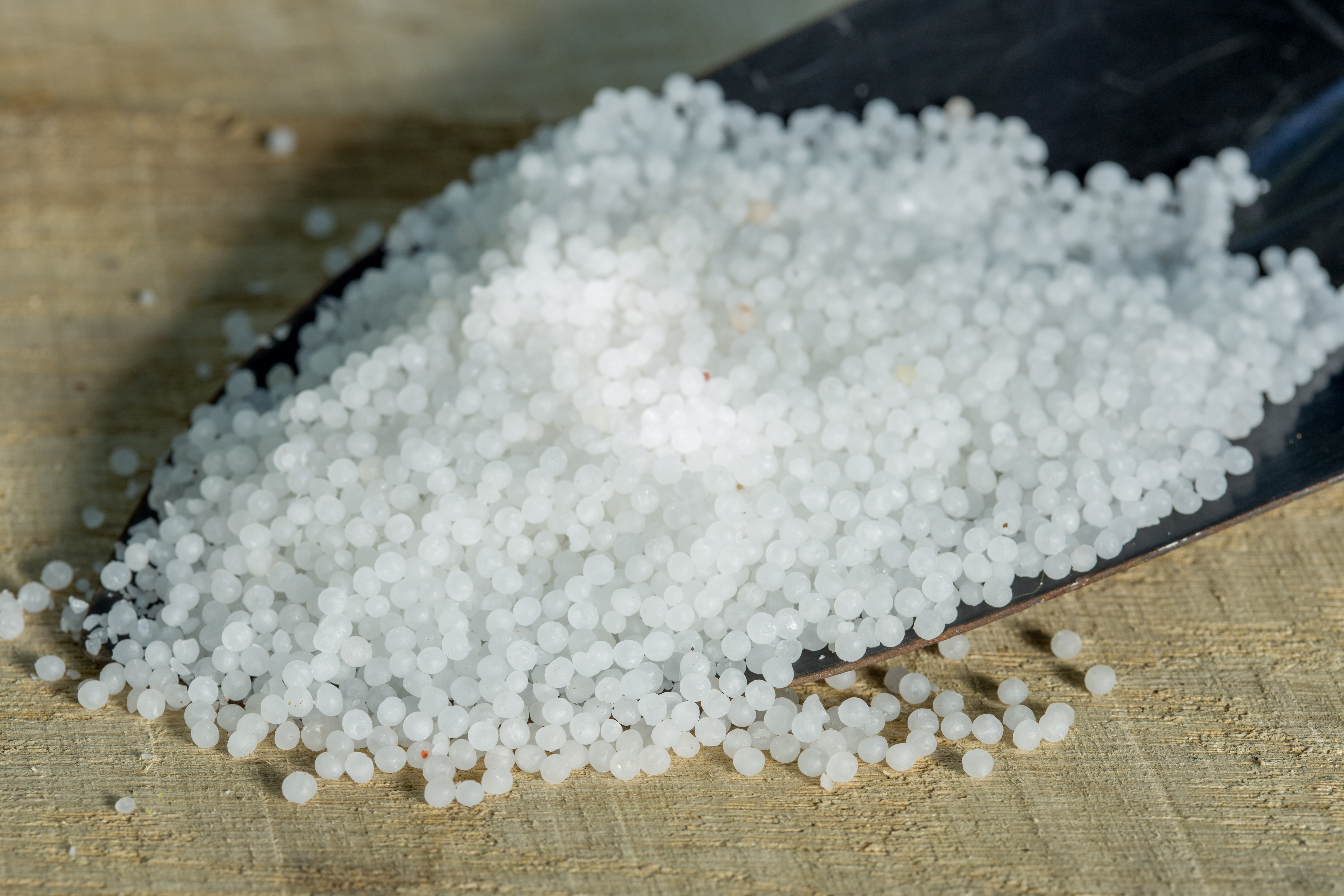 Weiße Granulatprobe auf kleiner Schaufel – Ureasehemmender Dünger mit Semfill zur Stickstoffstabilisierung